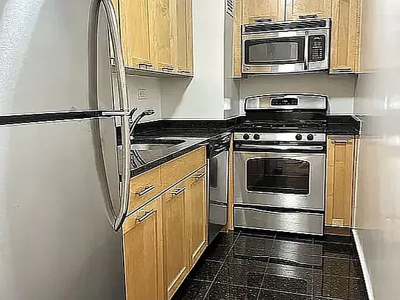 5th image of 333 E 49th St APT 6D