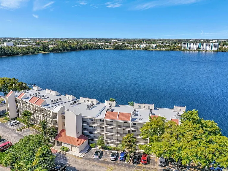 117 Lake Emerald Dr #408 — Photo 44