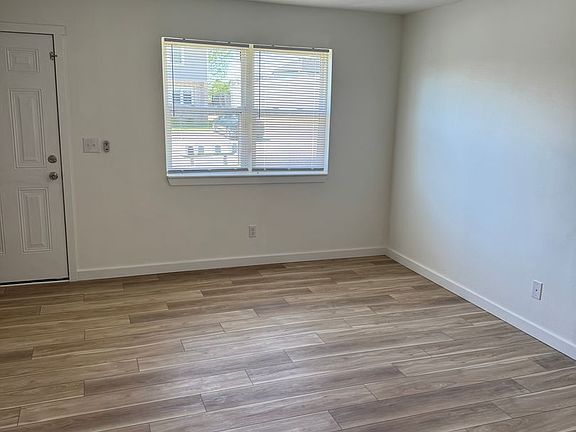 4th image of 619-625 E Bain St #623
