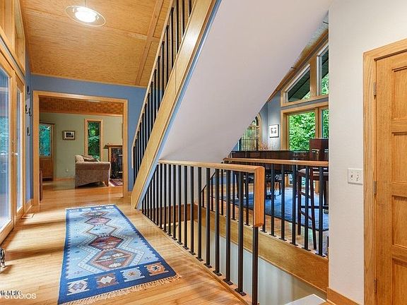 5th image of 1242 Hemlock Dr