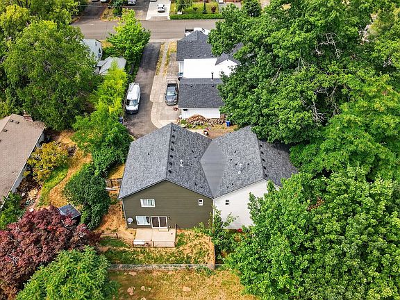 5th image of 1016 SE 9th St