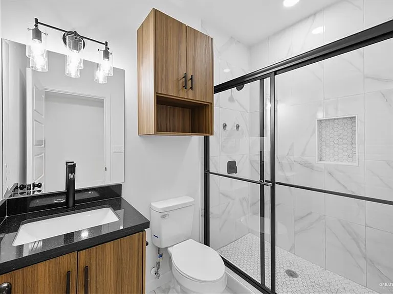 1513 W B St — Photo 7