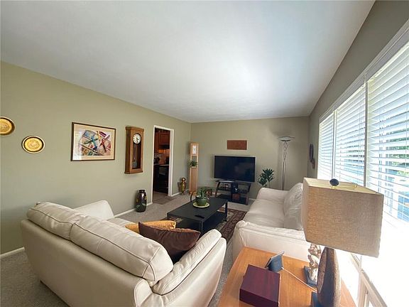 4th image of 49 Fairlawn Dr