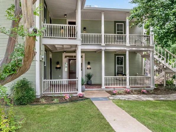 106 W College St, Fredericksburg, TX 78624