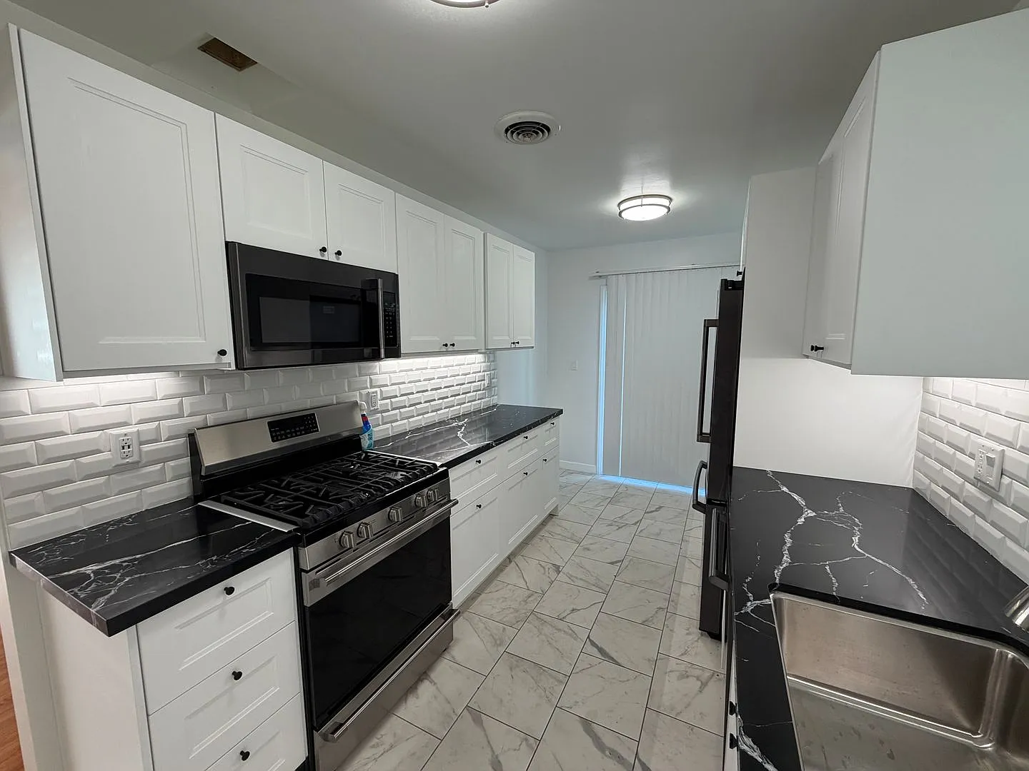 Remodeled in 2026!! Large 5 Bedroom 3 Bathroom Home Near Campus — Photo 4