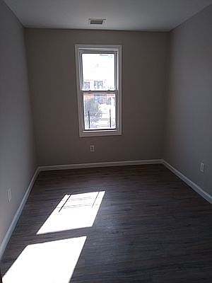 3rd image of 264 Jewett Ave #1F