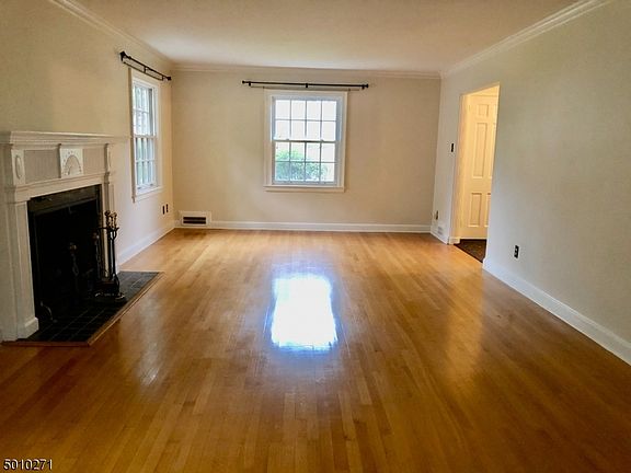 5th image of 548 Hartford Ct