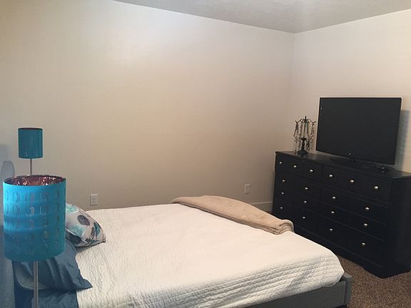 Master Bedroom - Bed is a Queen
