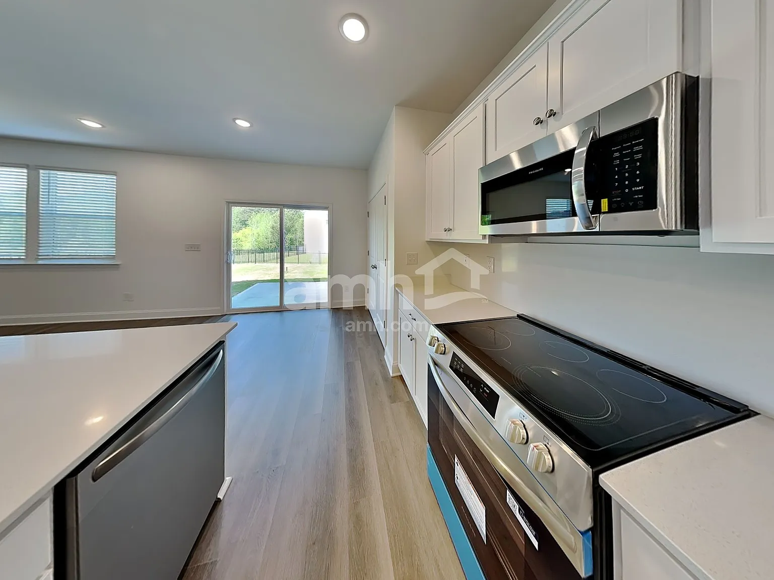 4 bed, 2.5 bath, 1977 sqft, $2,550 — Photo 3