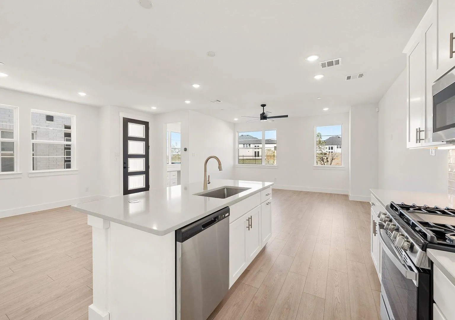 3 bed, 2249 sqft, $3,100 — Photo 2