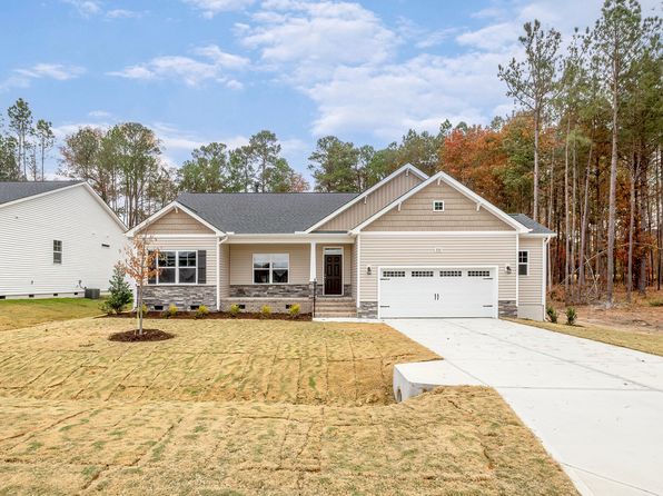 2809 Tucker Hill Dr, Grimesland, NC 27837