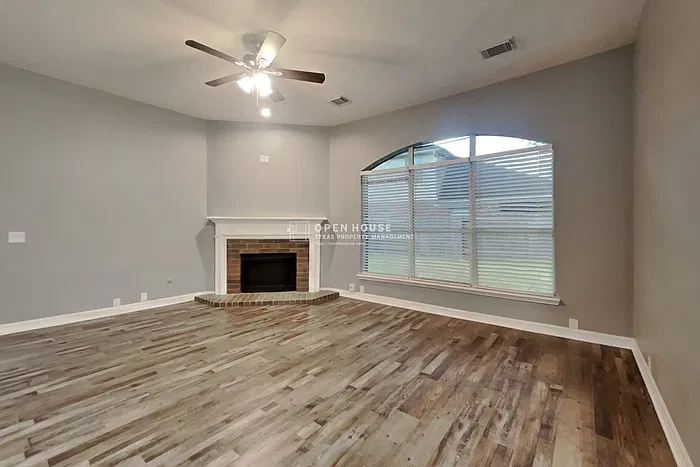 4 bed, 2.5 bath, 2528 sqft, $2,350 — Photo 4