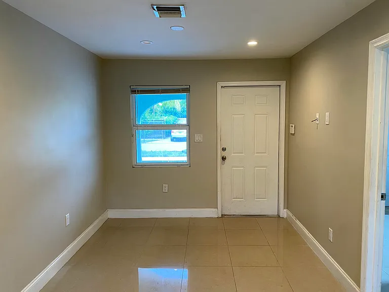 638 SW 7th Ave — Photo 5