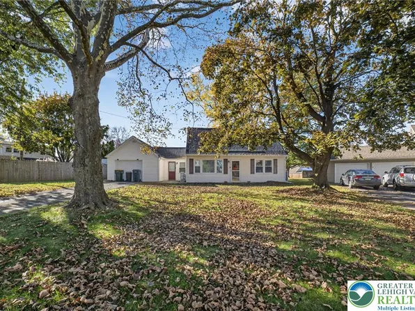 4 Middle Ct, Easton, PA 18045