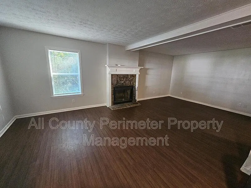 4 bed, 2.5 bath, 1950 sqft, $2,600 — Photo 2