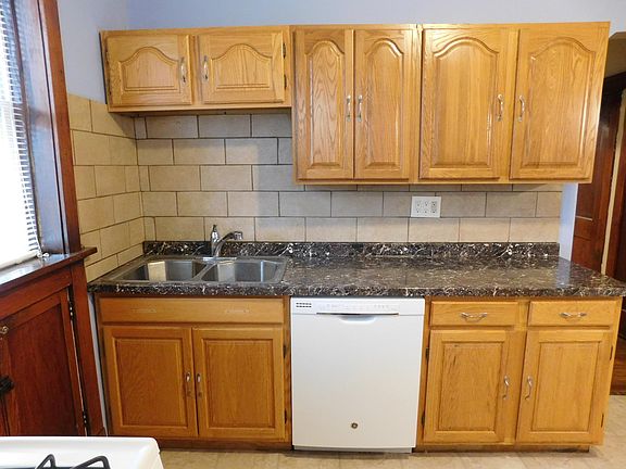 Porclein backsplash
