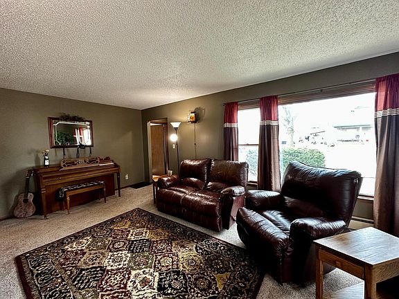 5th image of 206 Maple St N