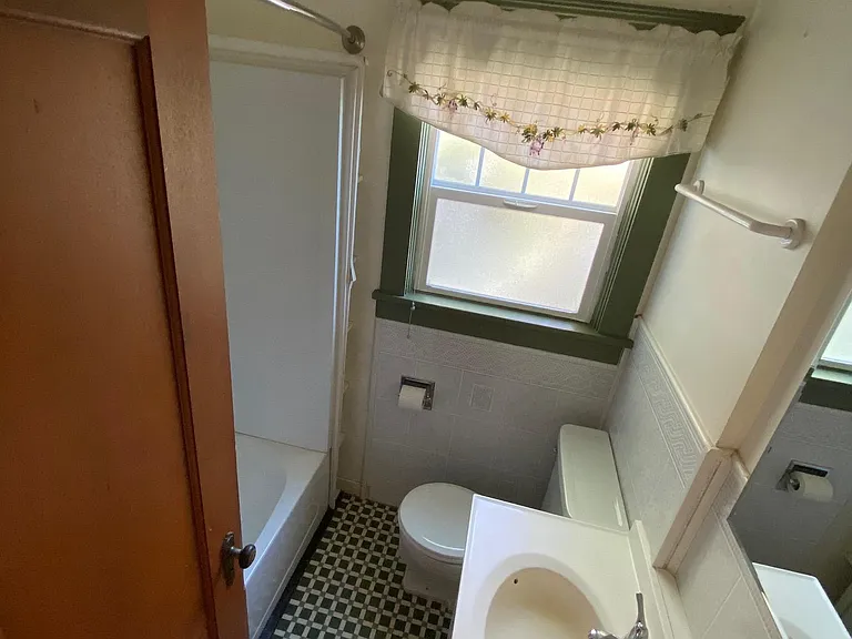 625 Forest St — Photo 3