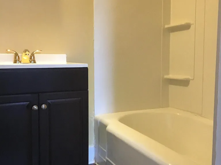 Bathroom/Cast iron tub