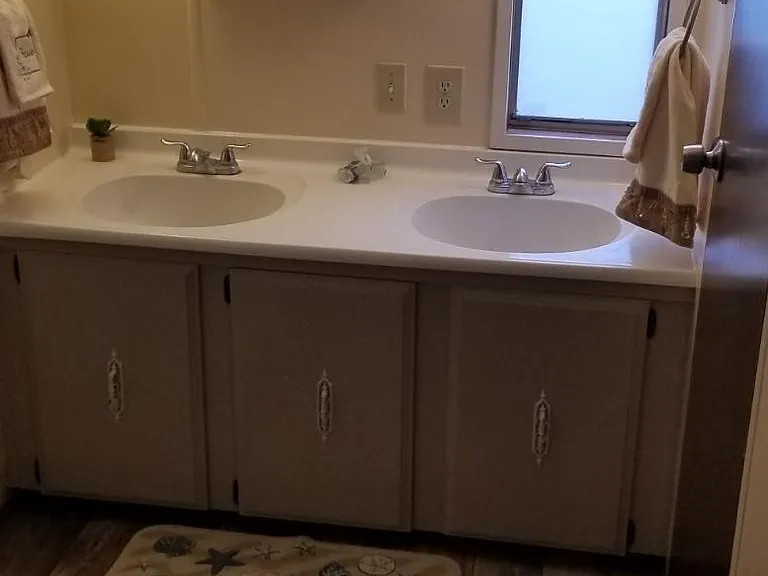 Single bath with tub/shower combo with double sinks.