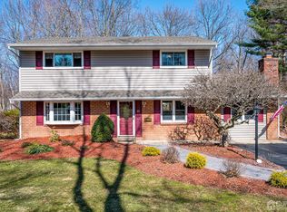 22 Dundee Rd, Kendall Park, NJ 08824