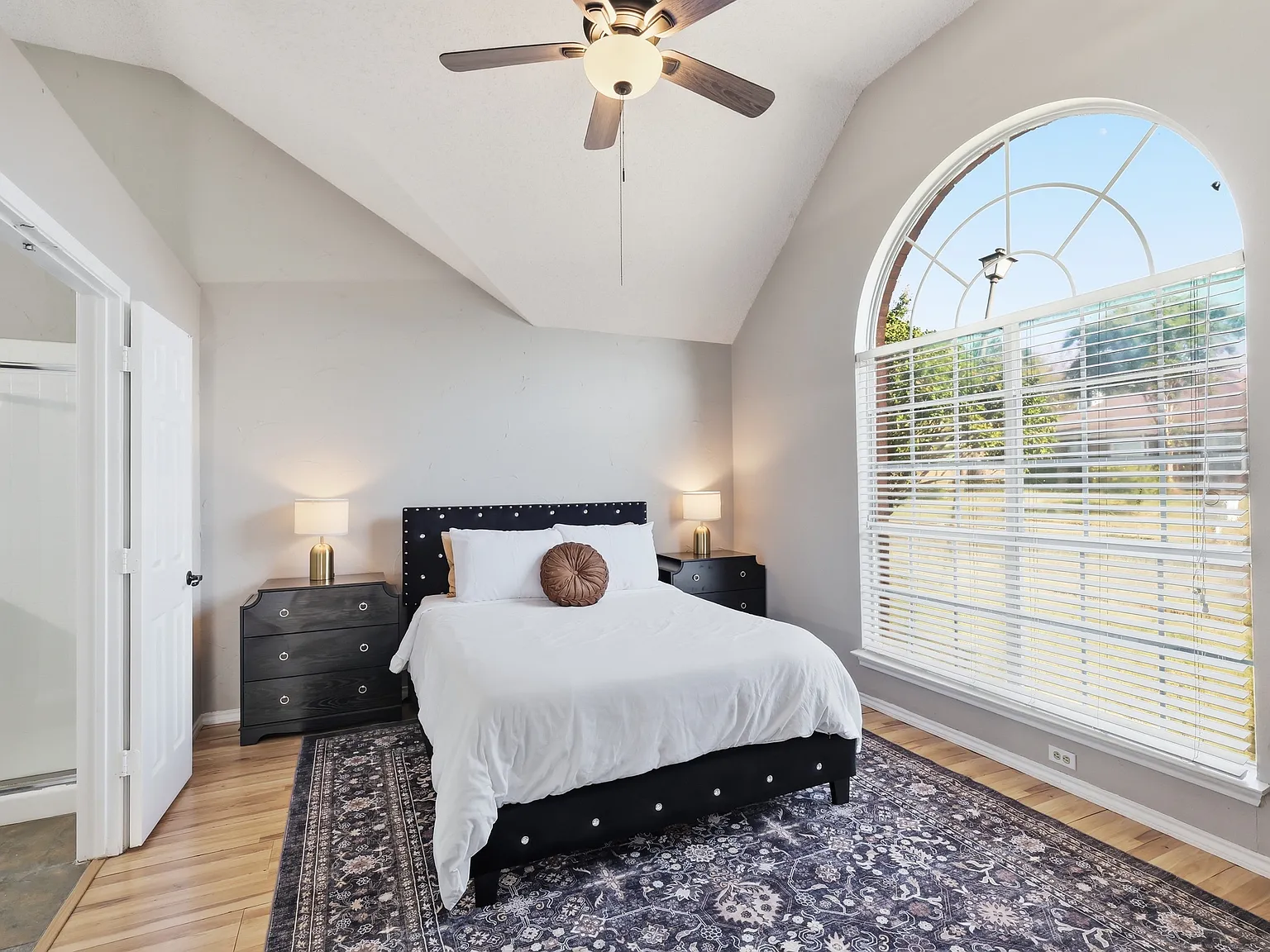 4 bed, 1869 sqft, $5,000 — Photo 3
