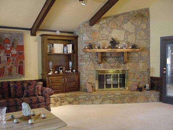 3rd image of 812 Glenridge Dr