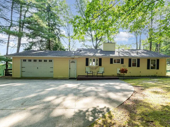 631 Lakeview St, Harrison, MI 48625