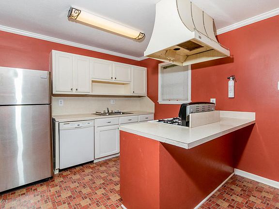 3rd image of 306 S Wakefield Dr