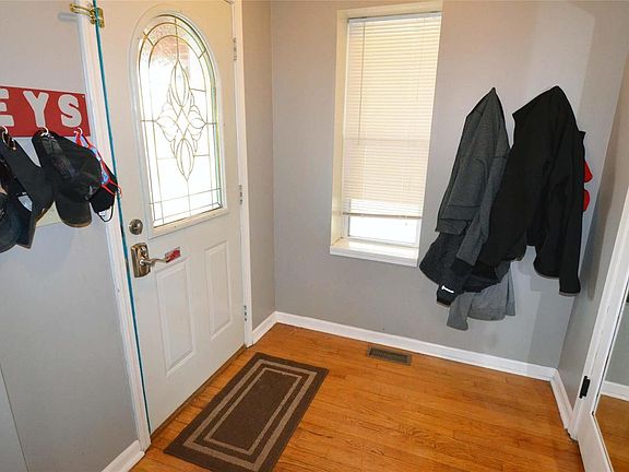 3rd image of 901 Miller St