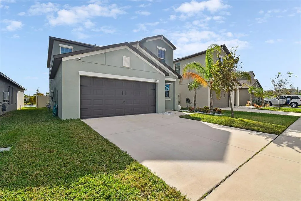 5 bed, 2.5 bath, 2415 sqft, $2,800 — Photo 2