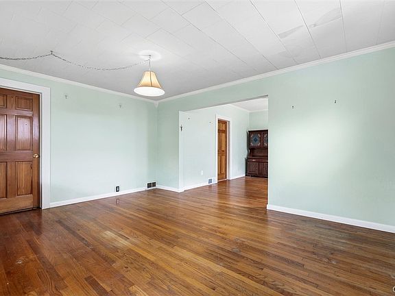 3rd image of 606 Schuyler St