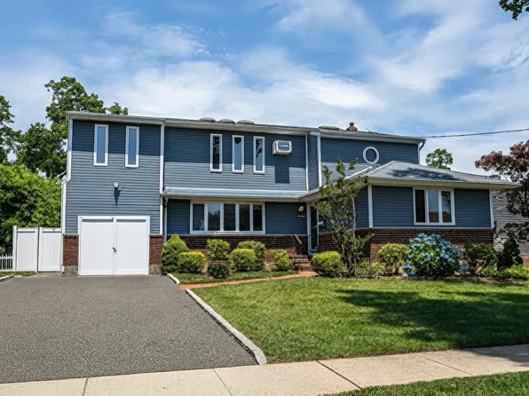 101 Toronto Avenue, Massapequa, NY 11758