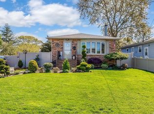 220 Oak Neck Rd, West Islip, NY 11795