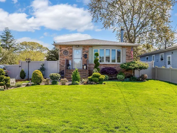 220 Oak Neck Road, West Islip, NY 11795