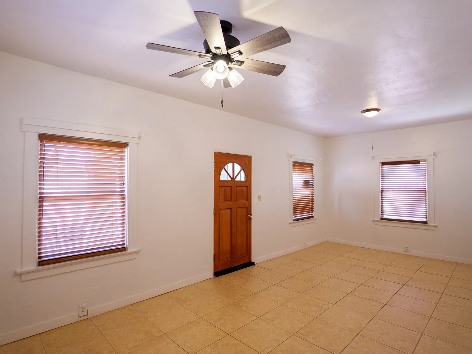 2 bed, 1075 sqft, $1,650 — Photo 2