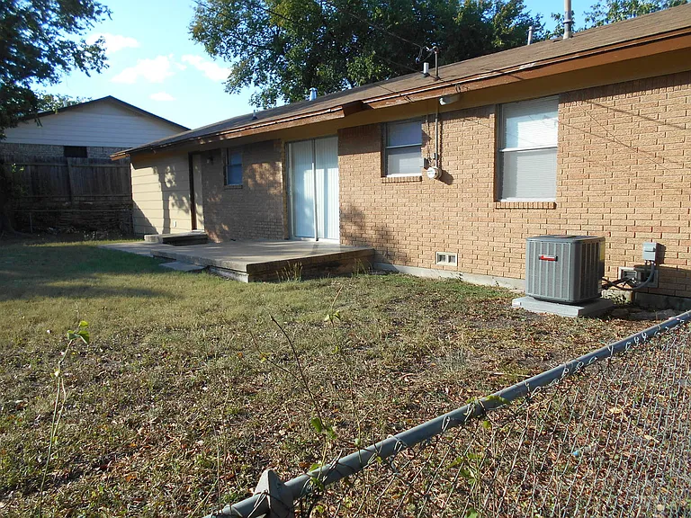 424 E Robertson Ave — Photo 3