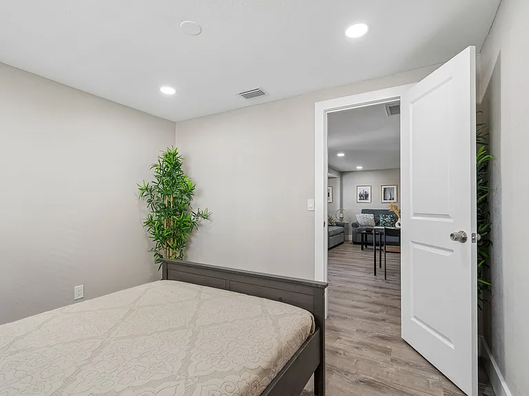 4906 W Cleveland St — Photo 33