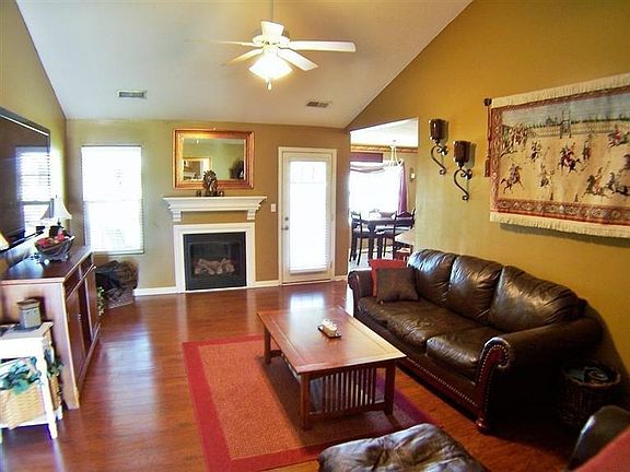 3rd image of 2089 Drummond Dr