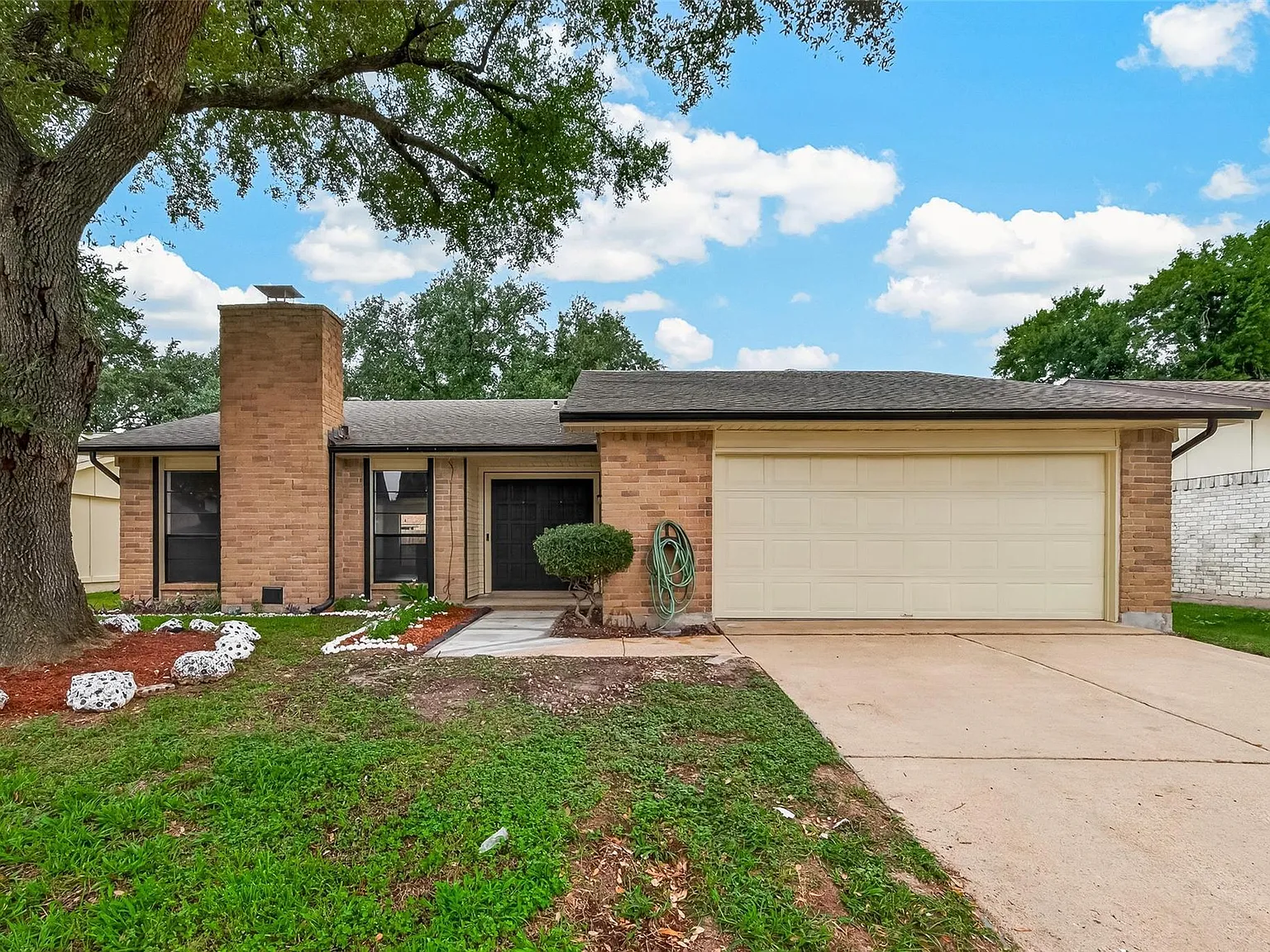 3 bed, 2.0 bath, 1893 sqft, $2,000 — Photo 2