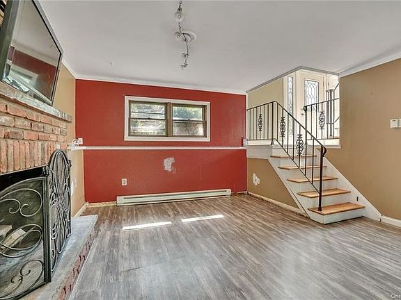3rd image of 15 Twin Brooks Dr