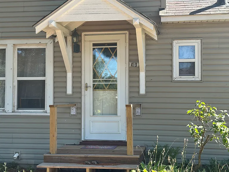 413 Tainter St — Photo 1