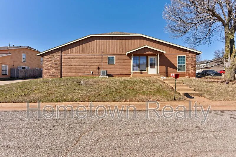 2 bed, 1.0 bath, 1593 sqft, $1,195 — Photo 2