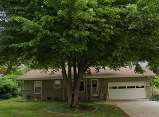 3221 S Pinehurst Ave, Springfield, MO 65807