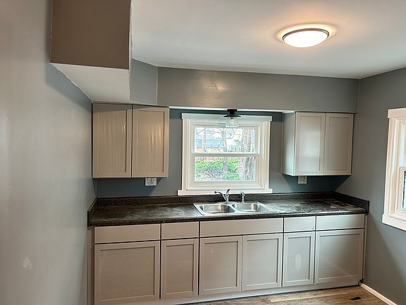 4th image of 228 Curlew St