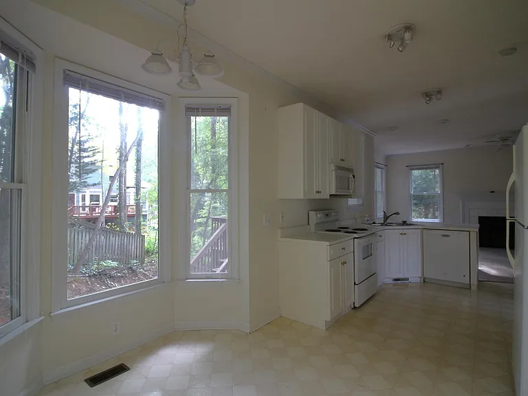 1437 Opal Ct — Photo 11