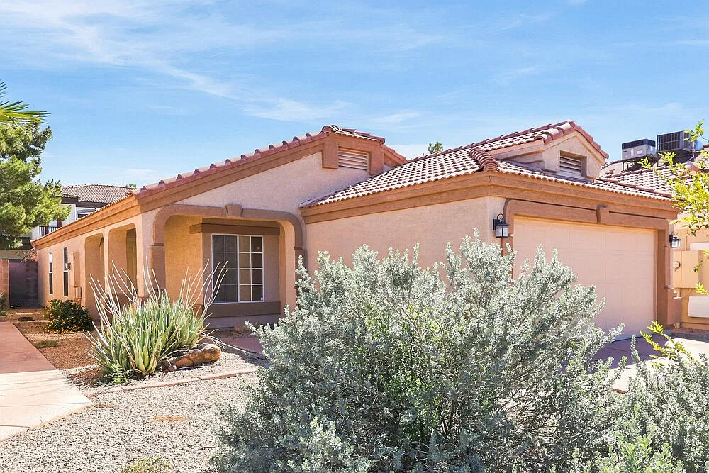 3 bed, 2.0 bath, 1310 sqft, $2,390 — Photo 3