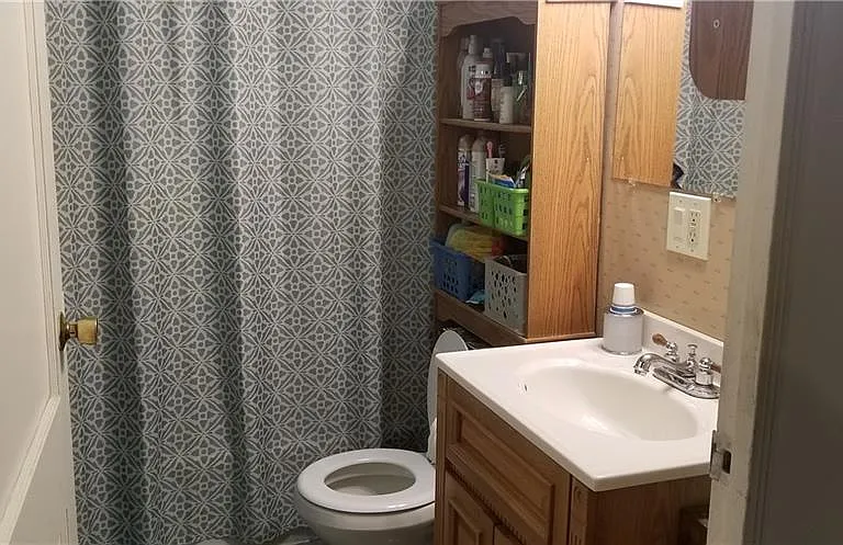 211 Moore Ave — Photo 3