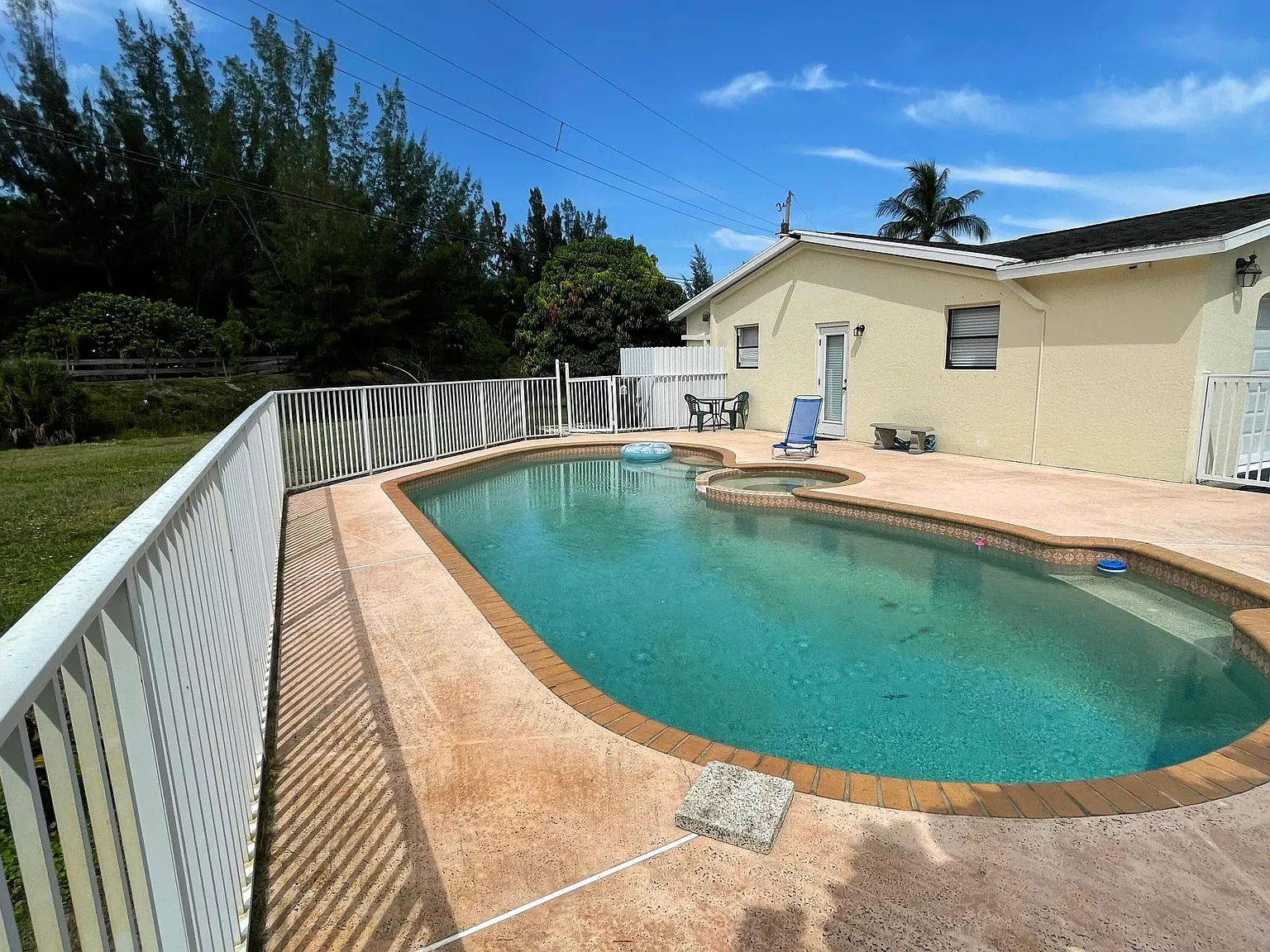 3 bed, 2.0 bath, 2037 sqft, $3,300 — Photo 2