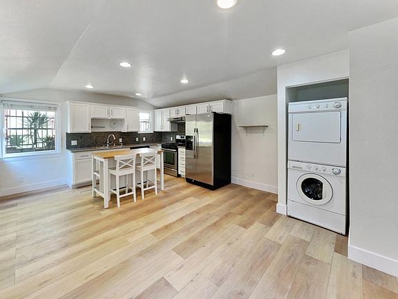 3rd image of 1108 1/2 Ocean Park Blvd